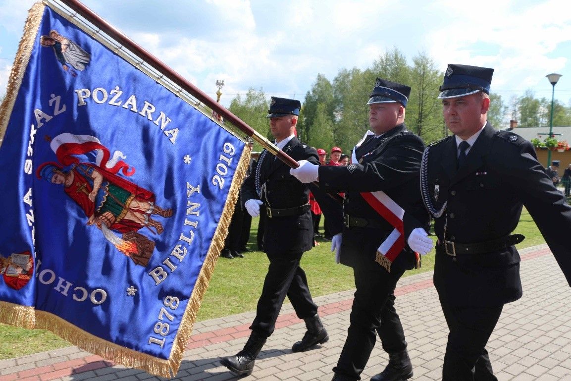 Poczet sztandarowy Ochotniczej Straży Pożarnej w Bielinach