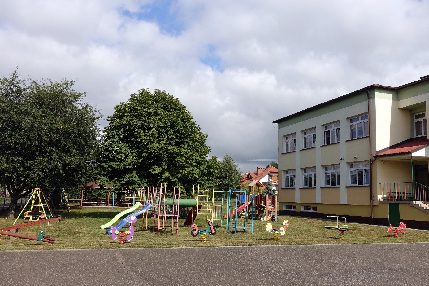 Przedszkole samorządowe z rozbudowanym placem zabaw
