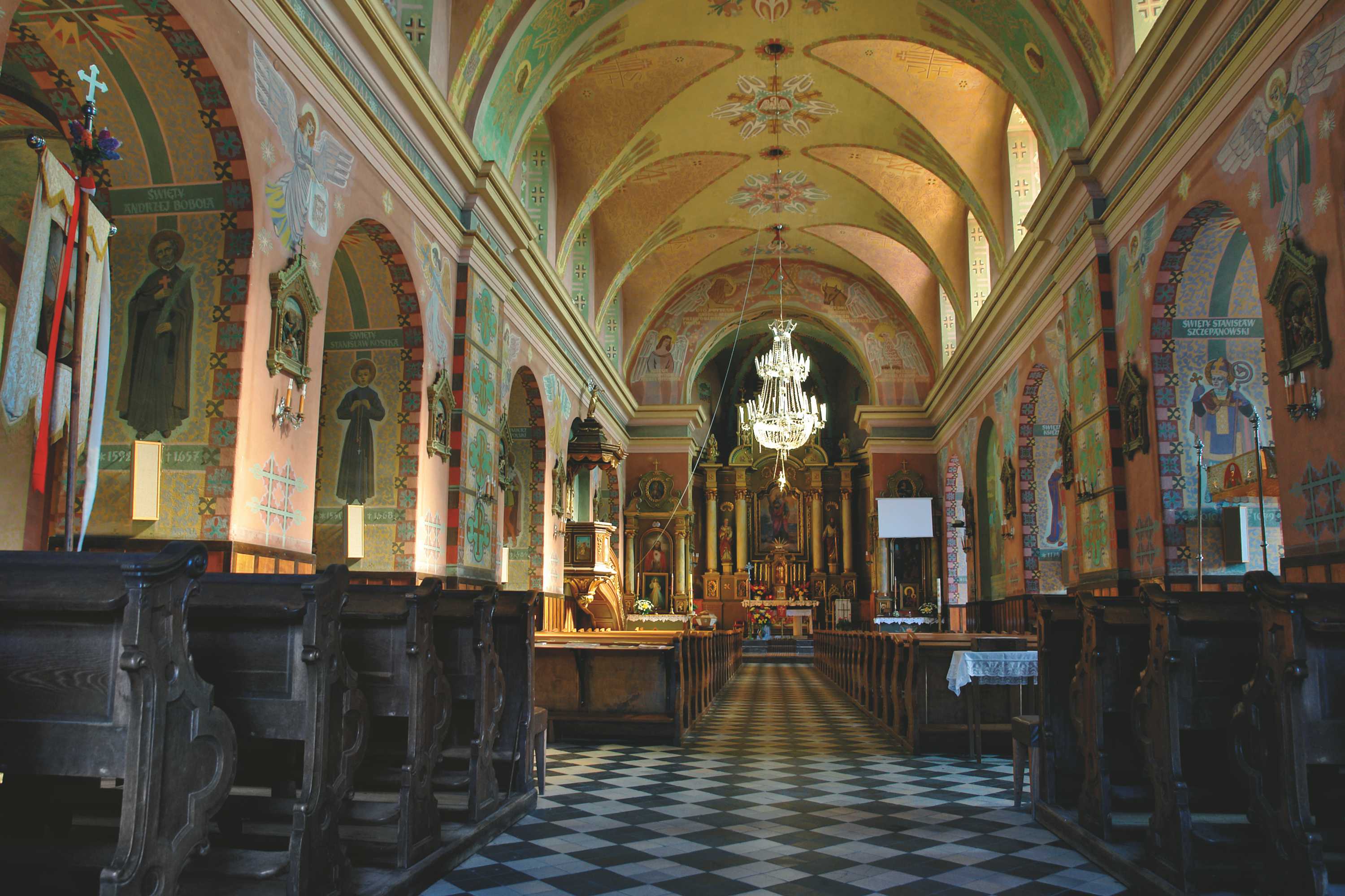 Widok wnętrza kościoła parafialnego p.w. św. Andrzeja w Zgłobniu.      