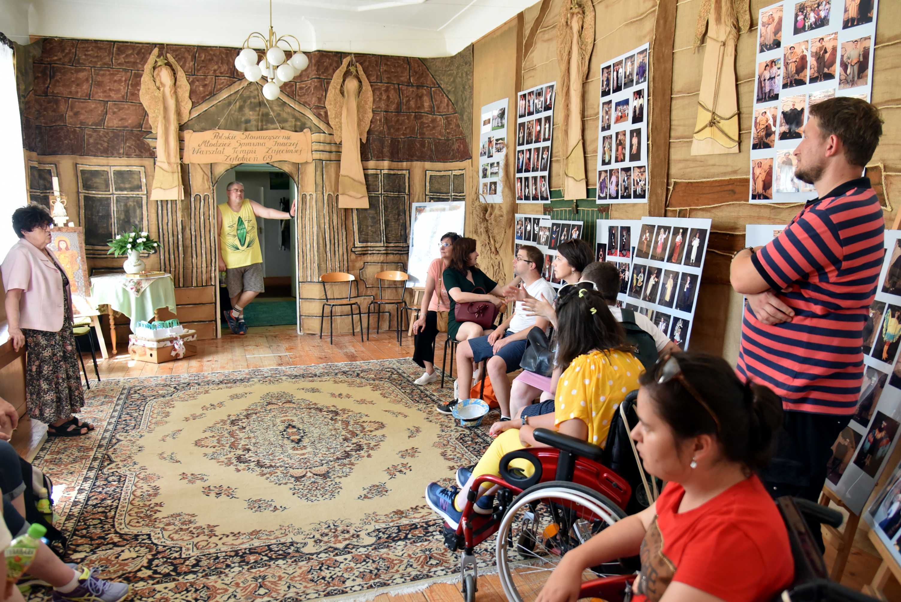 Zdjęcie uczestników Warsztatów Terapii Zajęciowej podczas spotkania w zabytkowym dworze w Zgłobniu.